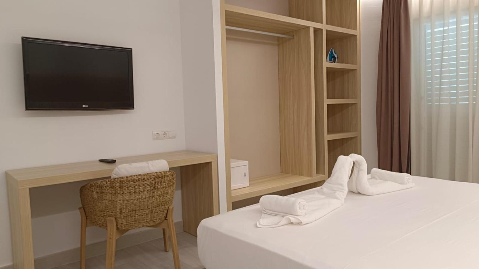 Hotel Roca Bella Es Pujols Εξωτερικό φωτογραφία